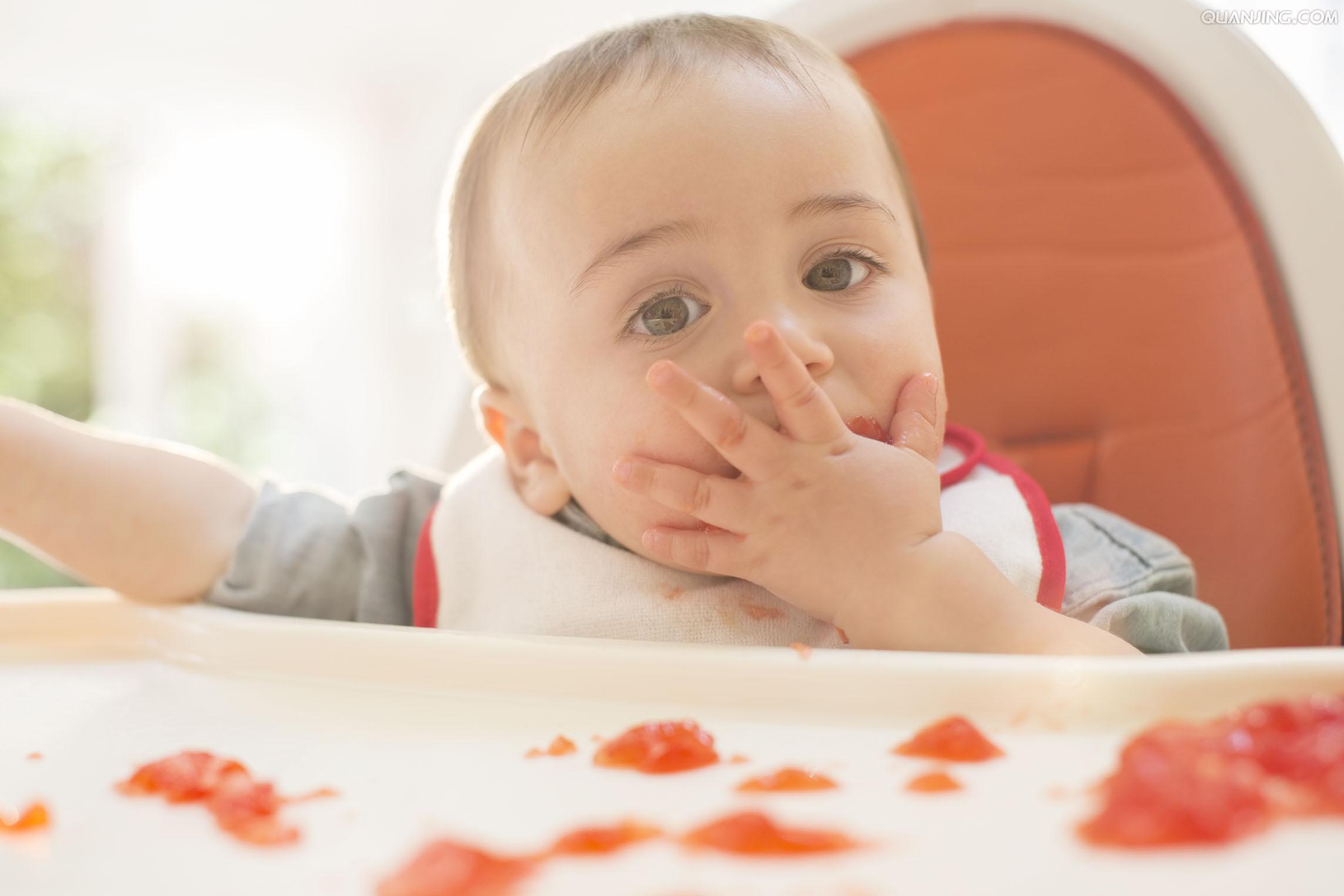 小孩子几个月可以吃辅食，辅食添加的时机与注意事项